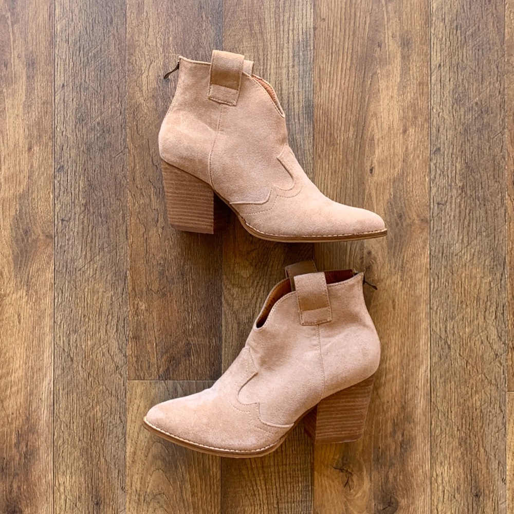 Ccocci women’s ankle booties, size 7.5, color light brown